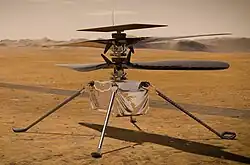Malý vrtulník Ingenuity se dvěma vrtulemi na povrchu Marsu.