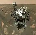 „Selfie“ vozítka Perseverance s vrtulníkem Ingenuity (vlevo), sol 49