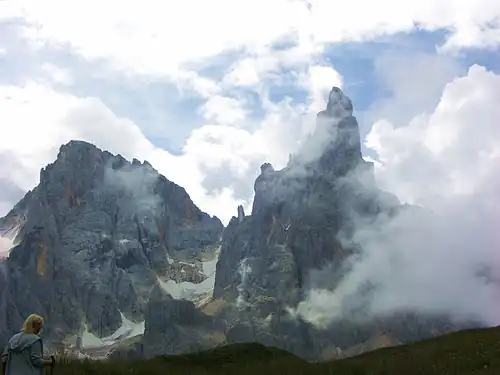 Cima di Vezzana (vlevo) a Cimon della Pala (vpravo)