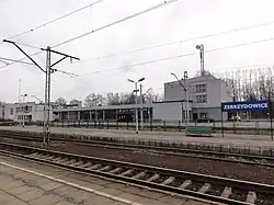 Pohled na staniční budovu a nástupiště