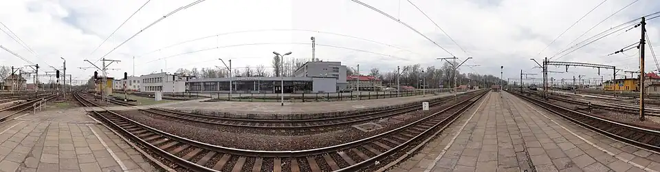 Panoramatická fotografie železniční stanice v Zebrzydowicích