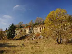 Pohled na bývalý čedičový lom