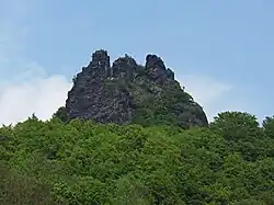 Celkový pohled na vrchol Vrabince, kde stával středověký hrad