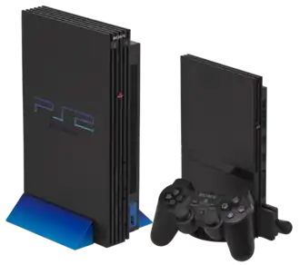 Vlevo: Originální PlayStation 2, s vertikálním stojanem Vpravo: Slimline PlayStation 2, s vertikálním stojanem, 8 MB paměťová karta a DualShock 2 ovladačem
