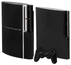 Vlevo: Originální PlayStation 3 (2006) Vpravo: PlayStation 3 Slim (2009)