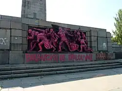 Památník Sovětské armádě v růžové, nápis Bulharsko se omlouvá, srpen 2013