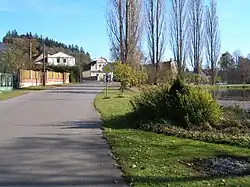 Střed vesnice s památkově chráněnými usedlostmi, v pozadí je vrch Křesovec