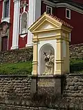 Pacov, výklenková kaplička sv.Jana Nepomuckého.jpg