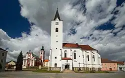 Kostel sv. archanděla Michaela a klášterní kostel sv. Václava na náměstí Svobody