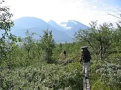 Pěší turistika v severní části Padjelantaleden s masivem Akka v pozadí