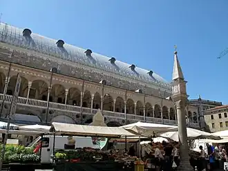 Ovocný trh se sloupem Colonna del Peronio, v pozadí radnice Palazzo della Ragione