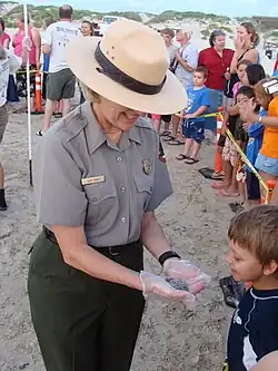 Ranger ukazuje malou karetu dítěti