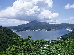 Přístav Pago Pago pod sopečným masívem s vrcholem Matafao Peak
