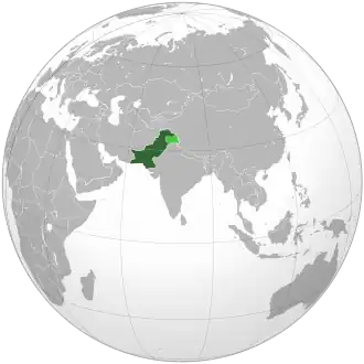 Poloha Pákistánu kontrolované území tmavě zeleně. Nárokované území světle zeleně.