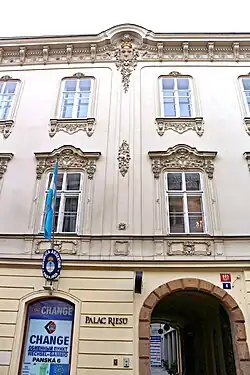 Argentinská vlajka na paláci Riesů ze Stallburgu v Panské ulici