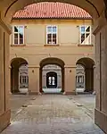 Průhled skrze nádvoří paláce Savarin v ulici Na Příkopě