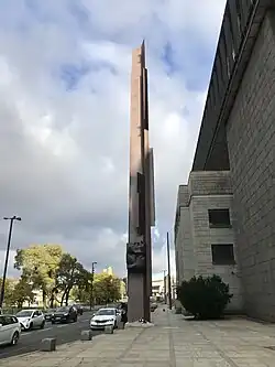 Palachův pylon nalevo od budovy býv. Federálního shromáždění, 2020