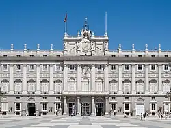 Průčelí Královského paláce v Madridu směrem k Plaza de la Armería.