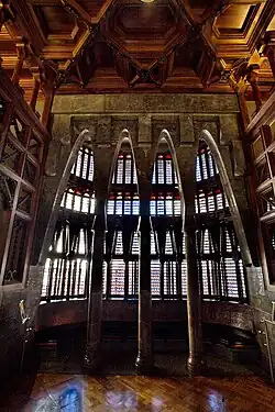 Parabolické oblouky z leštěného kamene v reprezentačních prostorách paláce.