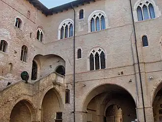 Nádvoří paláce Trinci