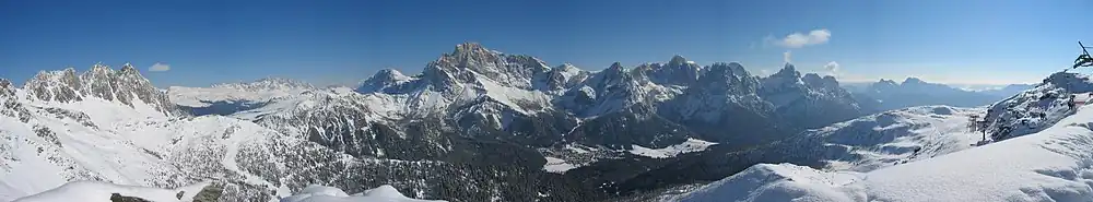 Celkový pohled na řetězec Pale s městečkem San Martino di Castrozza na úpatí skupiny