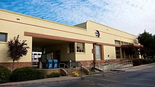 jedno ze zdejších nádraží