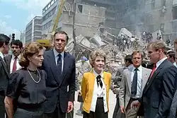 Nancy Reagan (uprostřed) mapuje škody způsobené zemětřesením v Mexico City v roce 1985