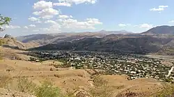 Palu s řekou Murat od severozápadu, vlevo hora s hradem