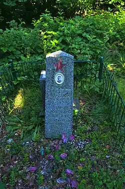 Pomník pod vrcholem u cesty na Čierťaž