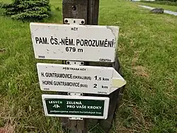 Turistický rozcestník u pomníku