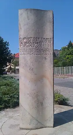 Pískovcový památník s textem "Bohuslavu Fuchsovi 1895–1972, hlavnímu tvůrci brněnské architektury město Brno 1995