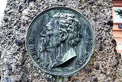 Litinová plaketa na památníku M.Tyrše