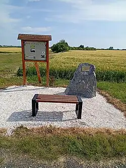 Památník v místě seskoku Josefa Valčíka (Ostrov, část obce Úmyslovice)