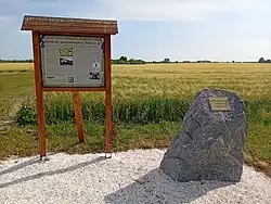 Památník v místě seskoku Josefa Valčíka v Ostrově