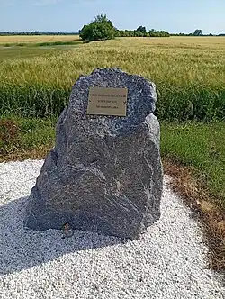 Deatil památníku v místě seskoku Josefa Valčíka (Ostrov, část obce Úmyslovice)