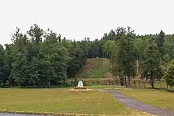 Pohled na úbočí Zárubky s křížem z Pietního území Ležáky