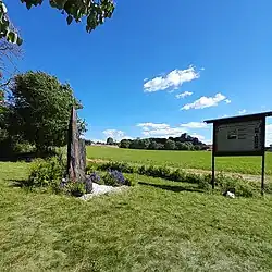 Památník v místě seskoku Alfréda Bartoše a Jiřího Potůčka, celkový pohled (Podmoky, okr. Nymburk)