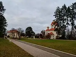 Pohled ze zámeckého parku: vlevo Horní zámek, vpravo kaple sv. Anny