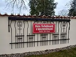 Část plotu z místa atentátu na R. Heydricha