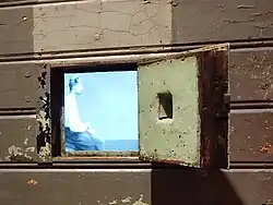 Pohled do cely s postavou K. H. Franka