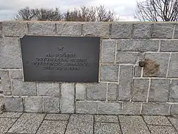 Pamětní deska na pomníku