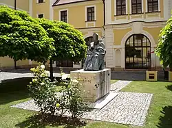 Socha papeže Jana Pavla II. na nádvoří