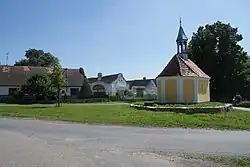 Kaplička a statek na návsi