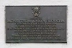 Pamětní deska připomínající biskupa Josefa Hloucha