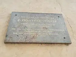 Pamětní deska Františku Štverákovi na stěně kostela