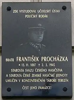 pamětní deska na budově poličského gymnázia