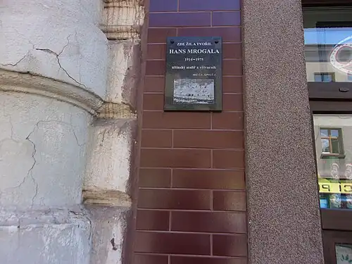 Pamětní deska na domě, kde žil Hans Mrogala