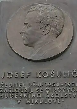 Pamětní deska s podobiznou Josefa Košuliče na ZUŠ Mikulov