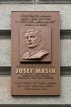 Pamětní deska na dělostřeleckých kasárnách v Českých Budějovicích