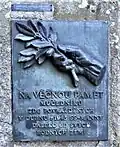Pamětní deska na pomníku masakru vězňů